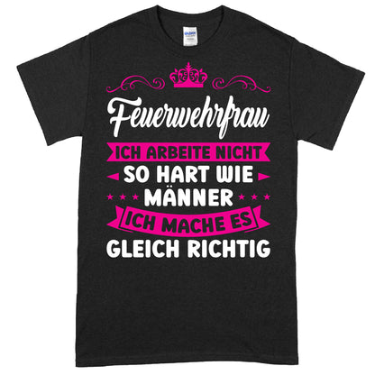 Design eines T-Shirts mit der Aufschrift "Feuerwehfrau: Ich arbeite nicht so hart wie Männer" als Geschenk für Feuerwehrfrauen.