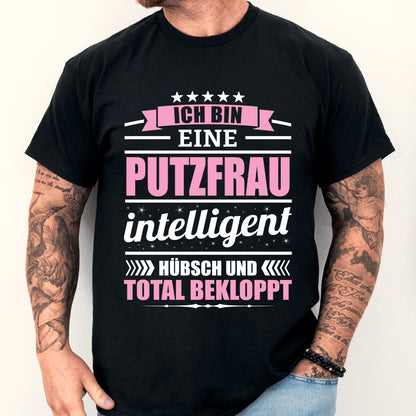 Mann trägt ein humorvolles T-Shirt mit der Aufschrift "Ich bin eine Geschenk Putzen Frauenberuf".