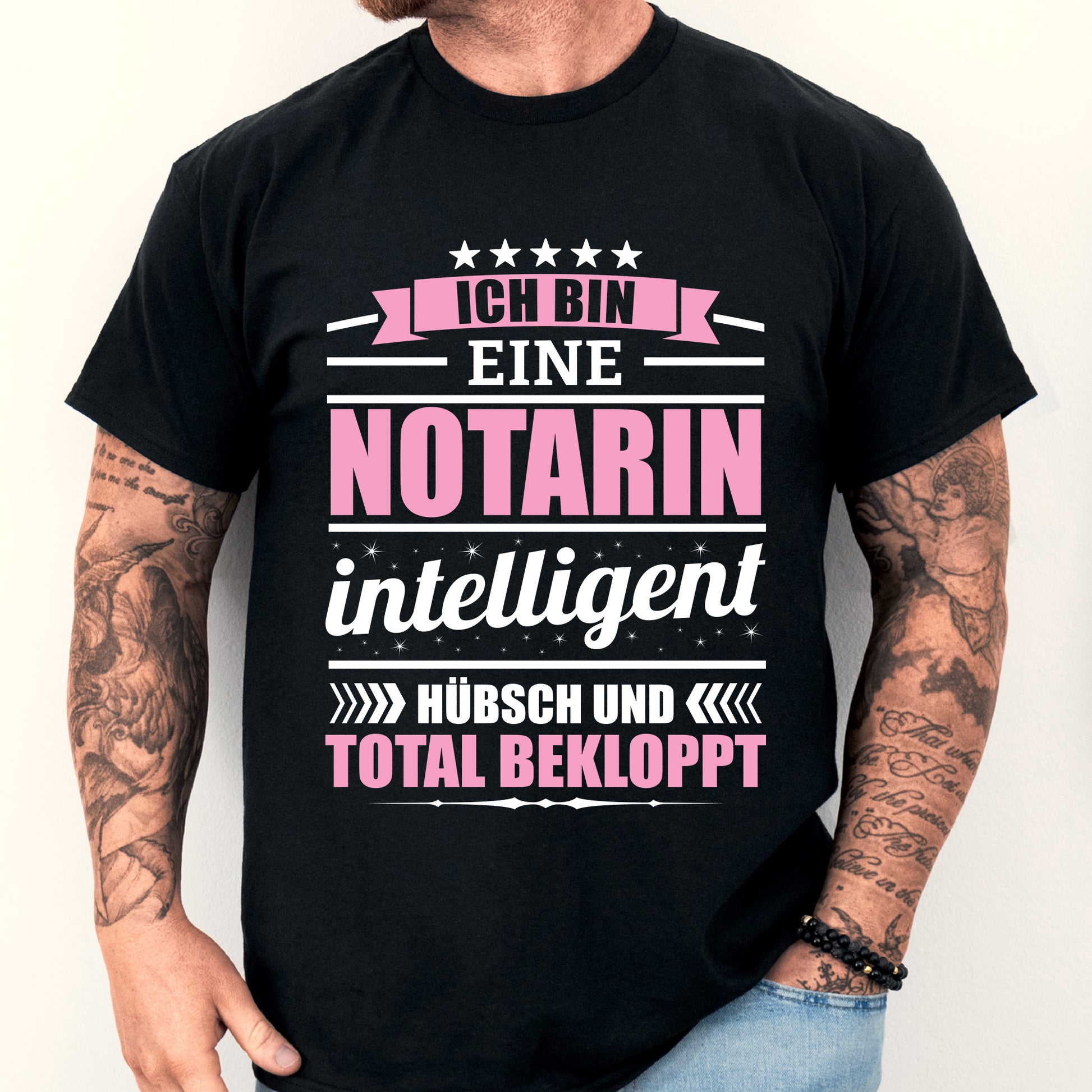 Mann trägt ein T-Shirt mit der Aufschrift "Notarin Shirt | ich bin eine Geschenk Notar Frauenberuf".