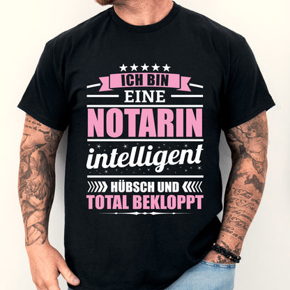 Mann trägt ein T-Shirt mit der Aufschrift "Notarin Shirt | ich bin eine Geschenk Notar Frauenberuf".