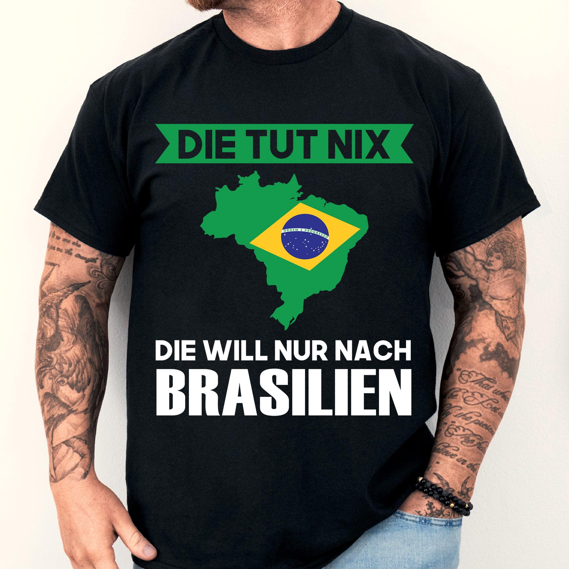 Mann trägt ein Brasilien-Shirt mit der Aufschrift "Die tut nix Geschenk Brasilisch".