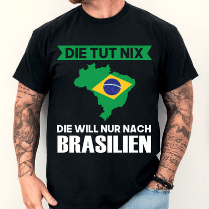 Mann trägt ein Brasilien-Shirt mit der Aufschrift "Die tut nix Geschenk Brasilisch".