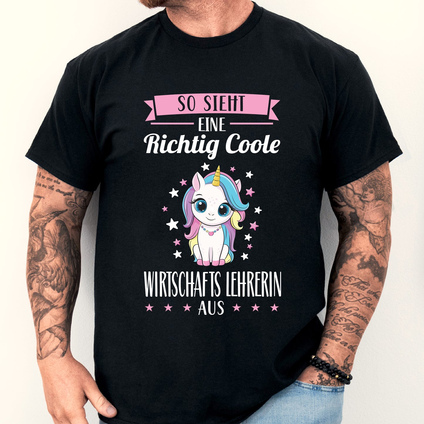 Mann trägt ein T-Shirt mit der Aufschrift "Wirtschafts Lehrerin Shirt | richtige coole Geschenk Lehrer".