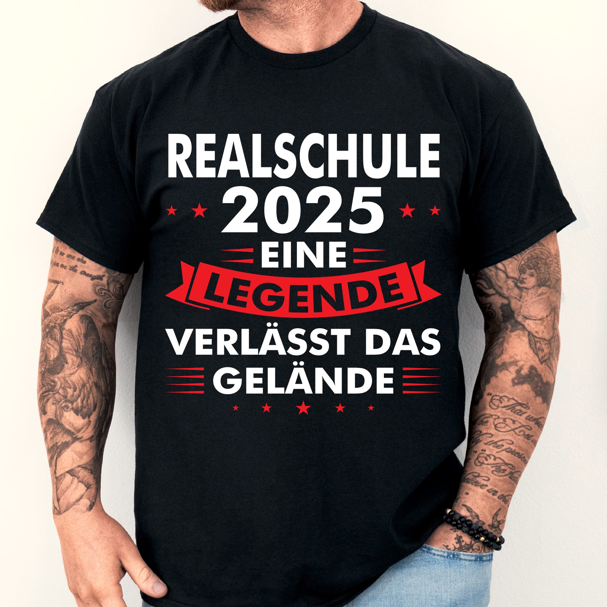 Mann trägt ein T-Shirt mit der Aufschrift "Realschule 2025, eine Legende verlässt das Gelände".