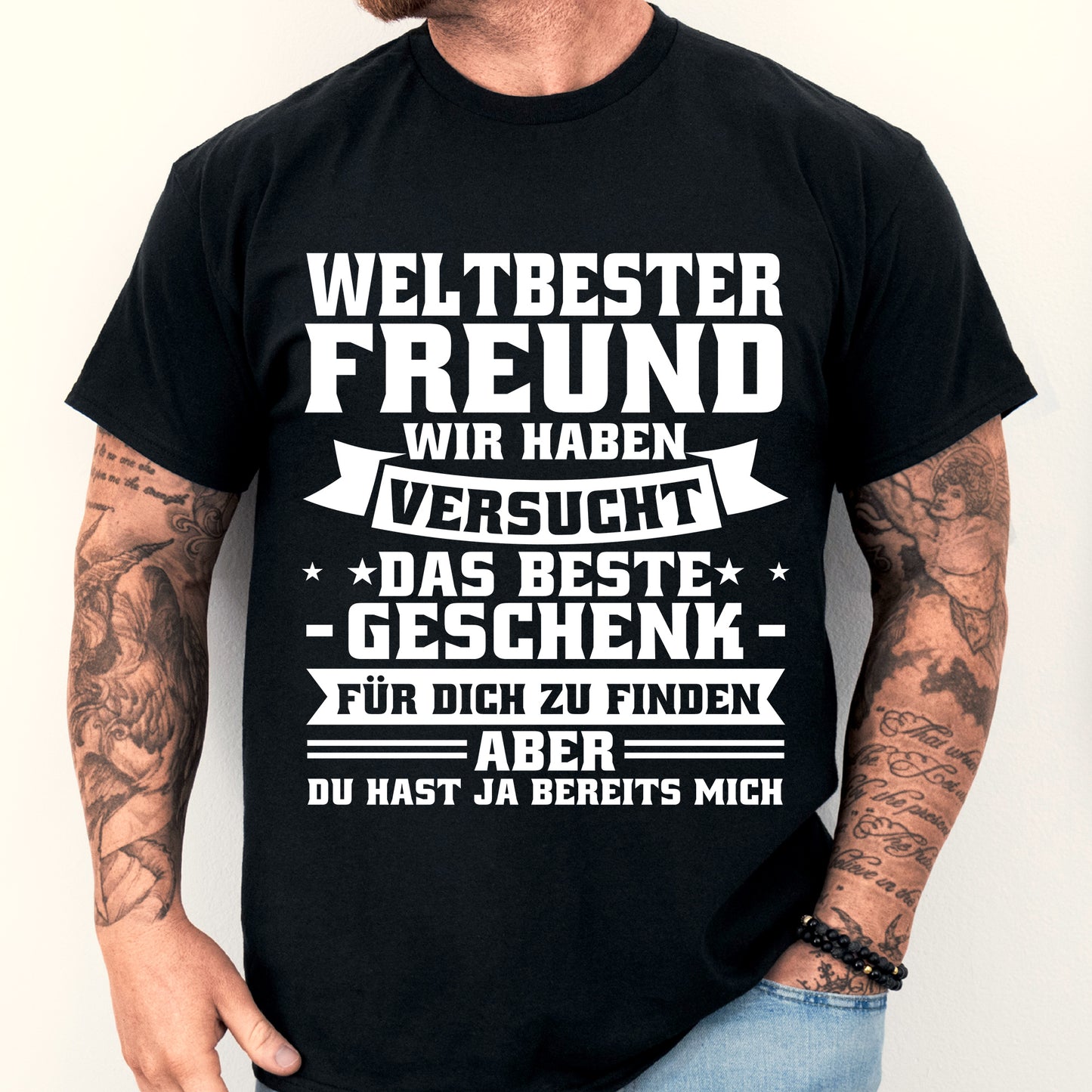 Design eines Shirts mit der Aufschrift "Freund Shirt | weltbester wir habe versucht das beste Geschenk Freunden Freundschaft Freundin", getragen von einem Mann.