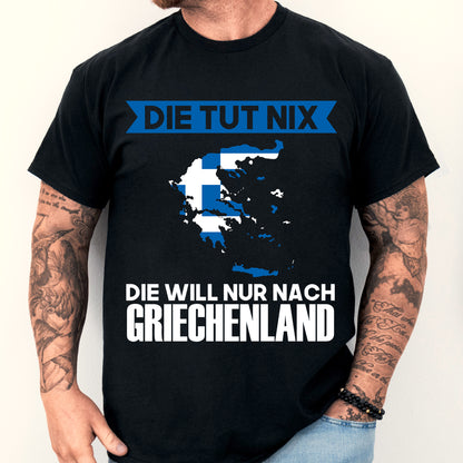 Mann trägt ein T-Shirt mit der Aufschrift "Griechenland Shirt | Die tut nix Geschenk Griechen" und einem griechischen Design.