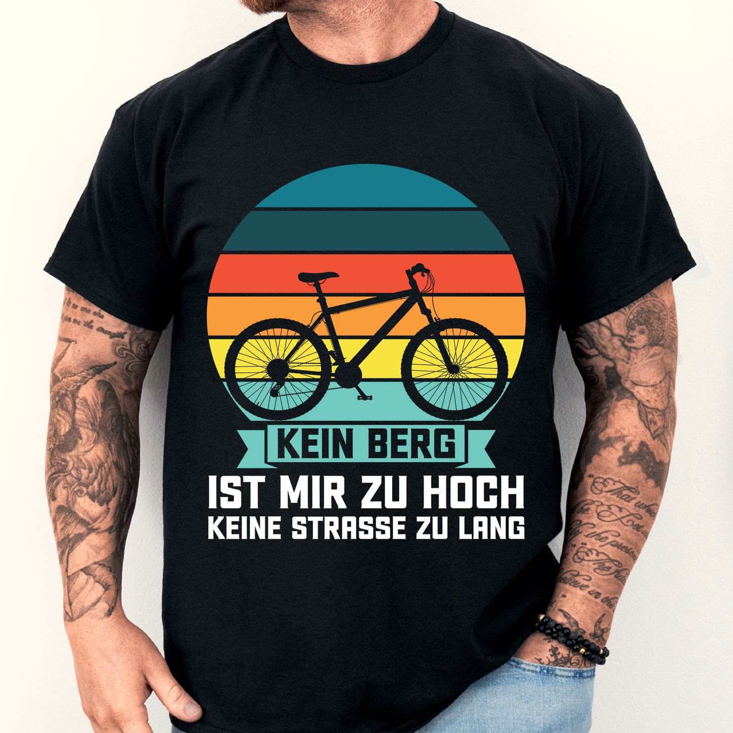 Design eines T-Shirts mit der Aufschrift "Rad Shirt | kein Berg ist mir zu hoch keine Strasse zu lang Fahrrad Geschenk Fahrräder Räder", abgebildet ist ein Mann.