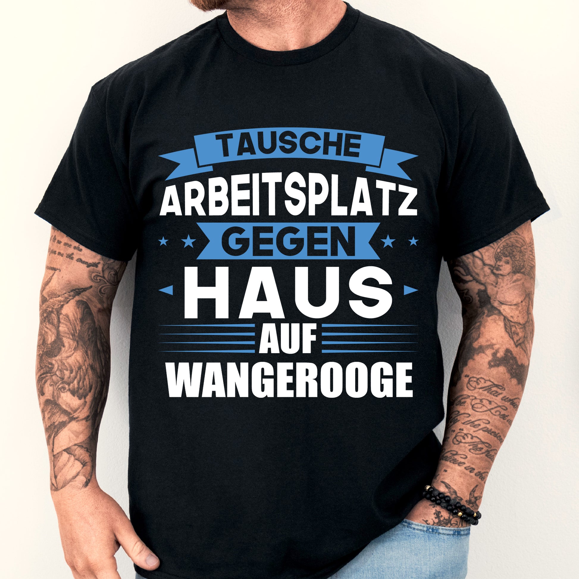 Mann trägt ein T-Shirt mit der Aufschrift "Wangerooge Shirt | tausche Arbeitsplatz Hauf Geschenk Deutsch Deutschland".