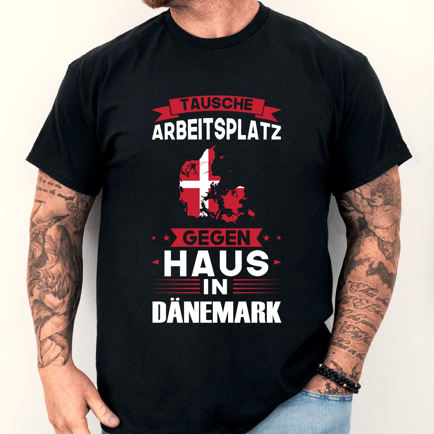 Mann trägt ein T-Shirt mit der Aufschrift "Dänemark Shirt | tausche Arbeitsplatz Geschenk Dänisch".