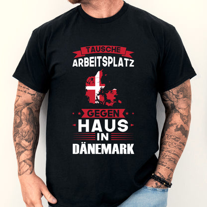 Mann trägt ein T-Shirt mit der Aufschrift "Dänemark Shirt | tausche Arbeitsplatz Geschenk Dänisch".