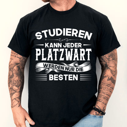Mann trägt ein humorvolles T-Shirt mit der Aufschrift 'Platzwart Shirt | studieren kann jeder Geschenk Platzwarte'.