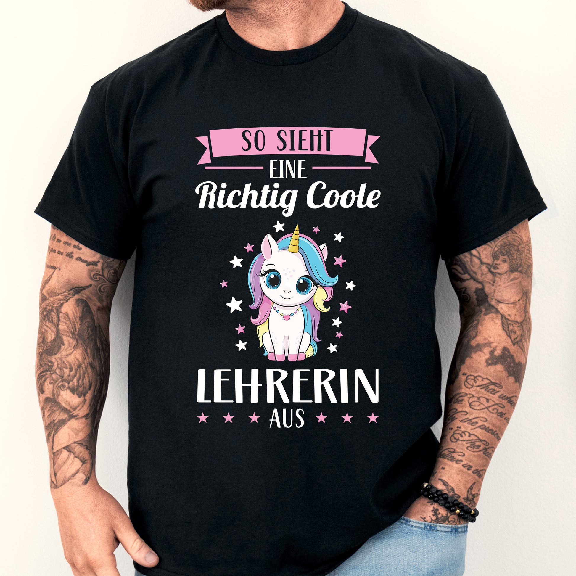 Mann trägt ein T-Shirt mit der Aufschrift "Lehrerin Shirt | richtige coole Geschenk Lehrer Schule Lehrnen".