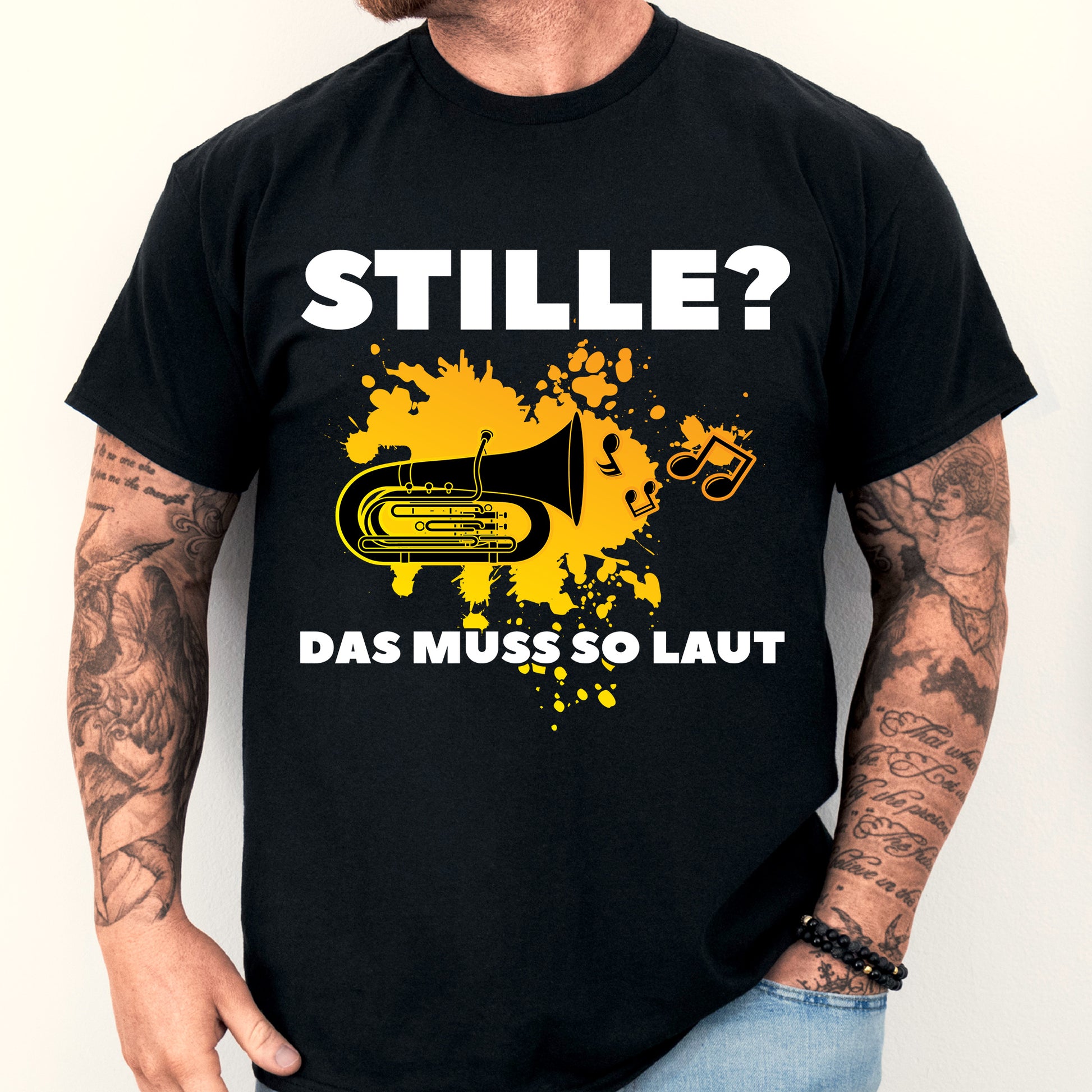 Mann trägt ein T-Shirt mit dem Aufdruck "Tuba Shirt | Stille? das musse so laut Spieler Geschenk Musik Instrument".