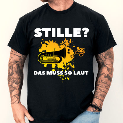 Mann trägt ein T-Shirt mit dem Aufdruck "Tuba Shirt | Stille? das musse so laut Spieler Geschenk Musik Instrument".