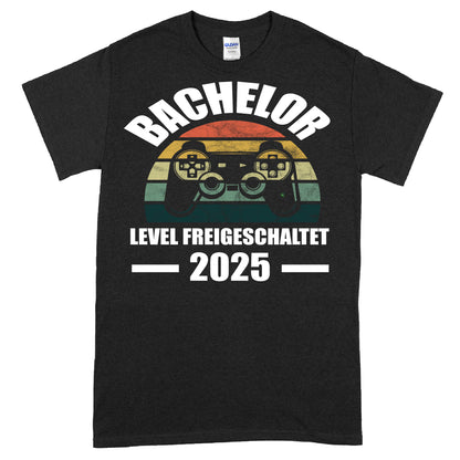 Design eines T-Shirts mit dem Text "Bachelor Shirt | Level freigeschaltet 2025 Bechalor Bechalorbief" in verspielter Schrift.