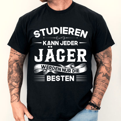 Design eines Jäger-Shirts mit der Aufschrift "Studieren kann jeder" und einem Motiv zur Hirschjagd im Wald, getragen von einem Mann.
