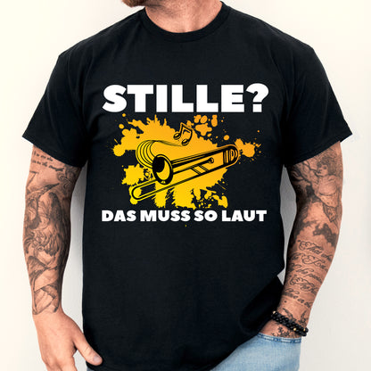 Mann trägt ein T-Shirt mit Posaunen-Design und dem Text "Stille? das muss so laut" als Geschenk für Musikliebhaber.