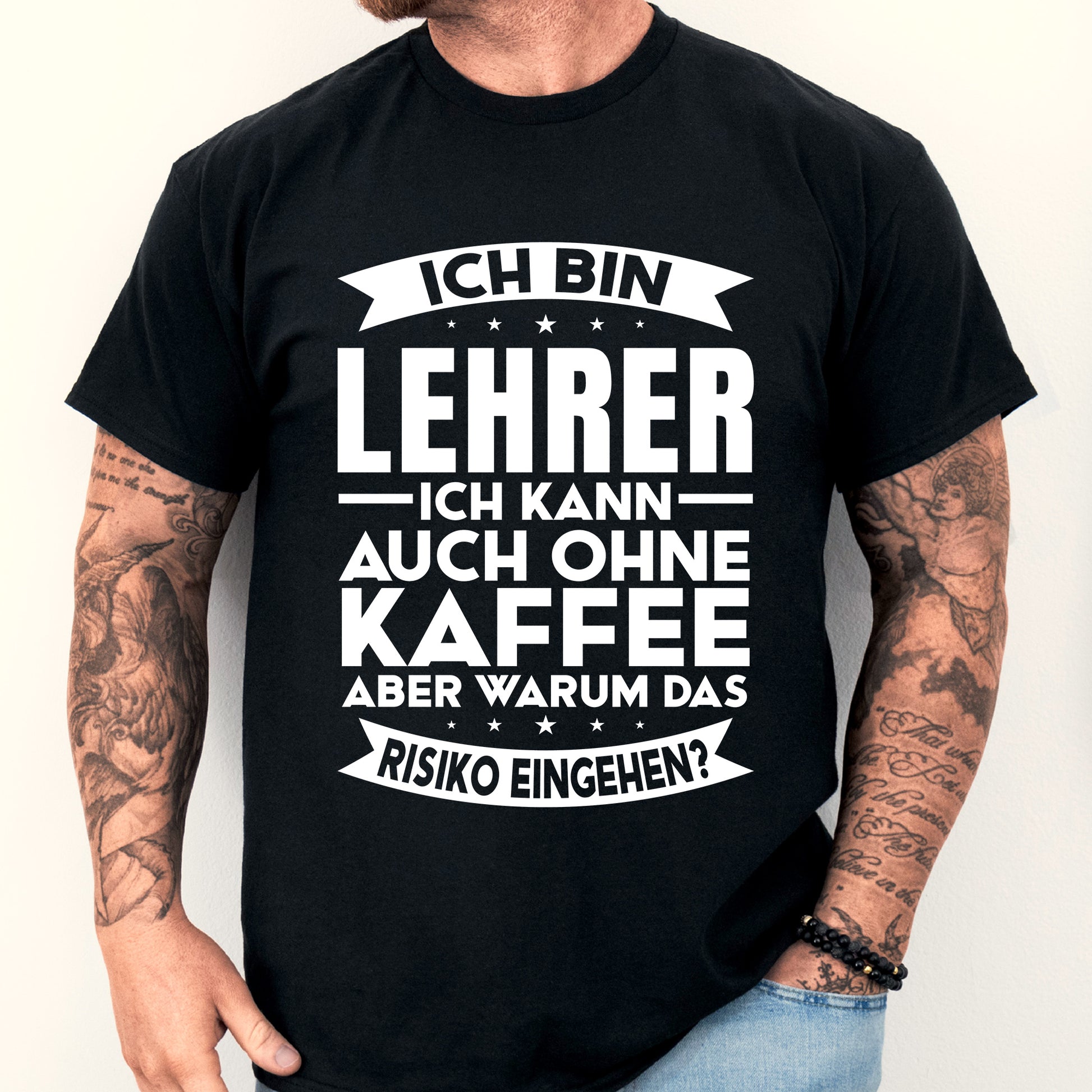 Mann trägt ein humorvolles Lehrer-Shirt mit der Aufschrift "Ich kann auch ohne Kaffee unterrichten".
