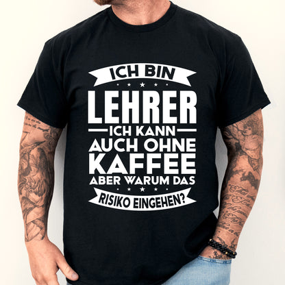 Mann trägt ein humorvolles Lehrer-Shirt mit der Aufschrift "Ich kann auch ohne Kaffee unterrichten".