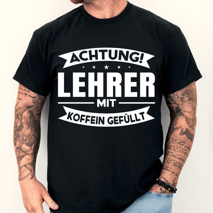 Mann trägt ein humorvolles Lehrer-Shirt mit der Aufschrift "Achtung! mit Koffein gefüllt", ideal als Geschenk für Lehrer und Lehrerinnen.