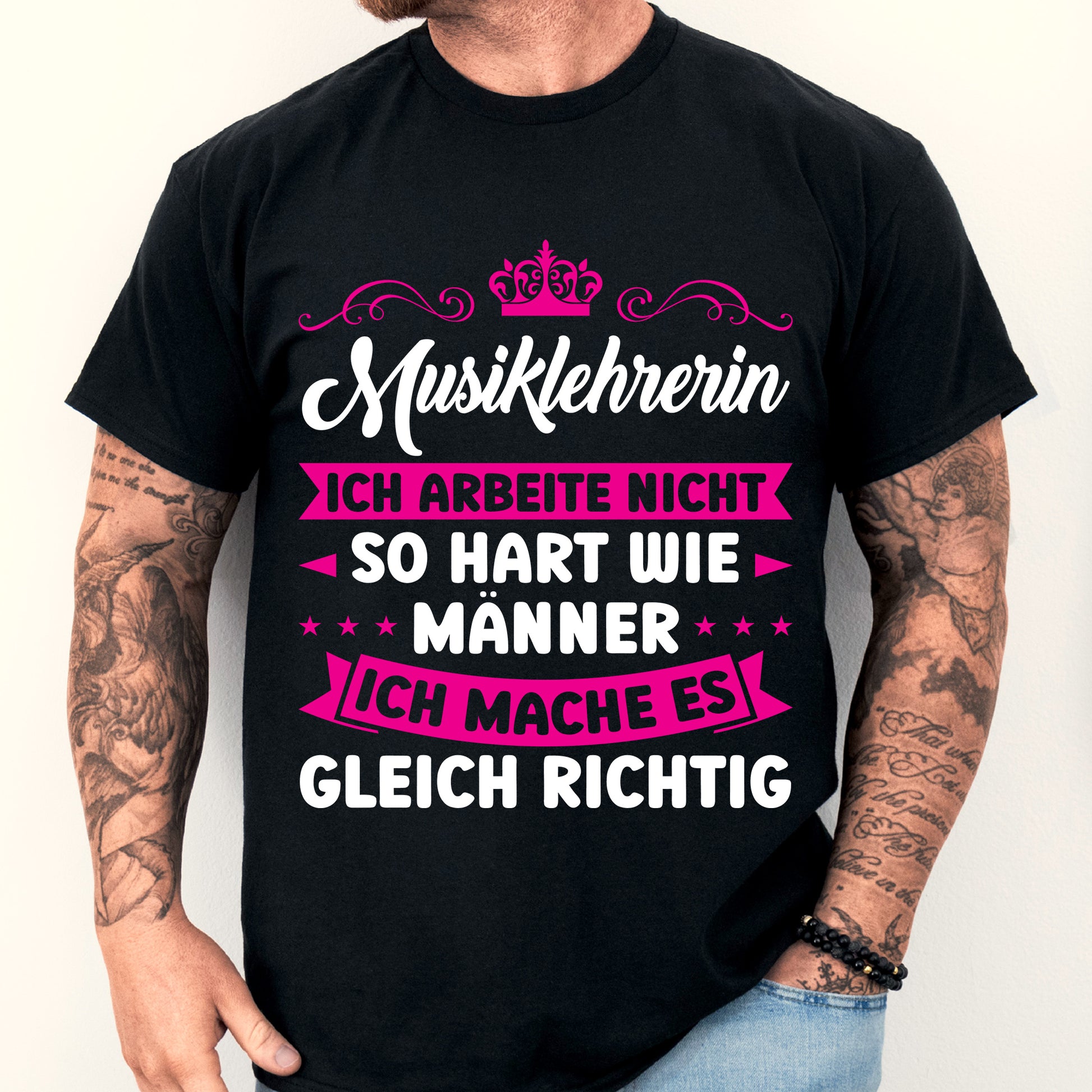 Design eines T-Shirts mit der Aufschrift "Musik Lehrerin Shirt | ich arbeite nicht so hart wie Männer Geschenk Lehrer" und einem abgebildeten Mann.
