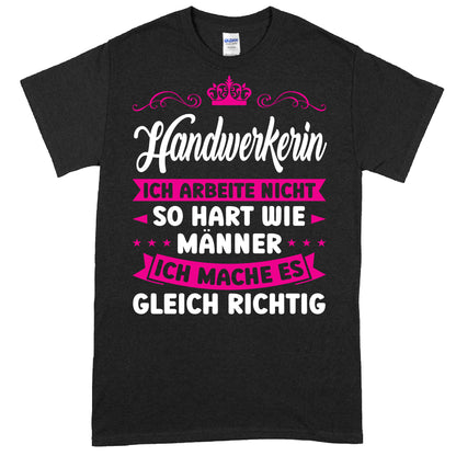 Handwerkerin Shirt mit Aufschrift "Ich arbeite nicht so hart wie Männer, ich bin Meisterin" als Geschenkidee für Frauen in handwerklichen Berufen.