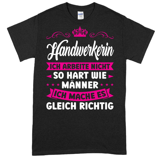 Handwerkerin Shirt mit Aufschrift "Ich arbeite nicht so hart wie Männer, ich bin Meisterin" als Geschenkidee für Frauen in handwerklichen Berufen.