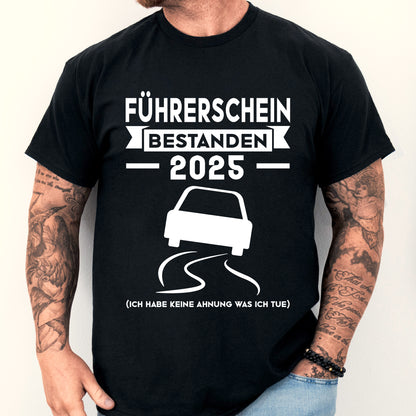 Mann trägt ein T-Shirt mit der Aufschrift "Führerschein bestanden 2025", ideal als Geschenk zur bestandenen Prüfung.