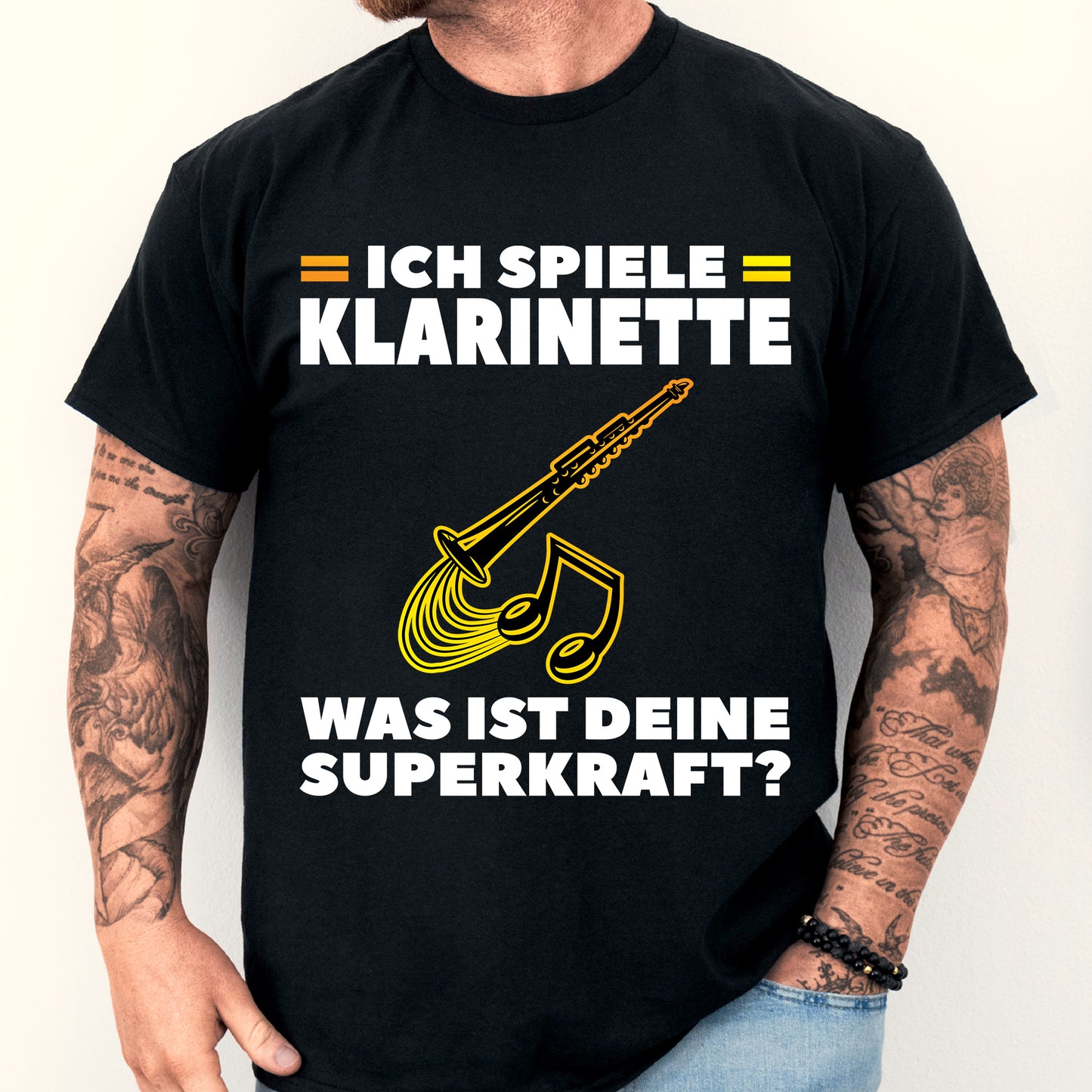 Mann trägt ein T-Shirt mit der Aufschrift "Klarinette Shirt | ich spiele was ist deine Superkraft? Spieler Geschenk Musik Instrument".