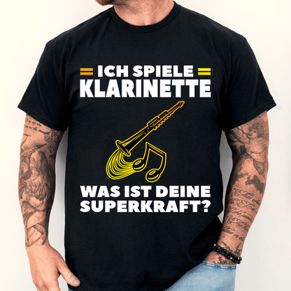 Mann trägt ein T-Shirt mit der Aufschrift "Klarinette Shirt | ich spiele was ist deine Superkraft? Spieler Geschenk Musik Instrument".