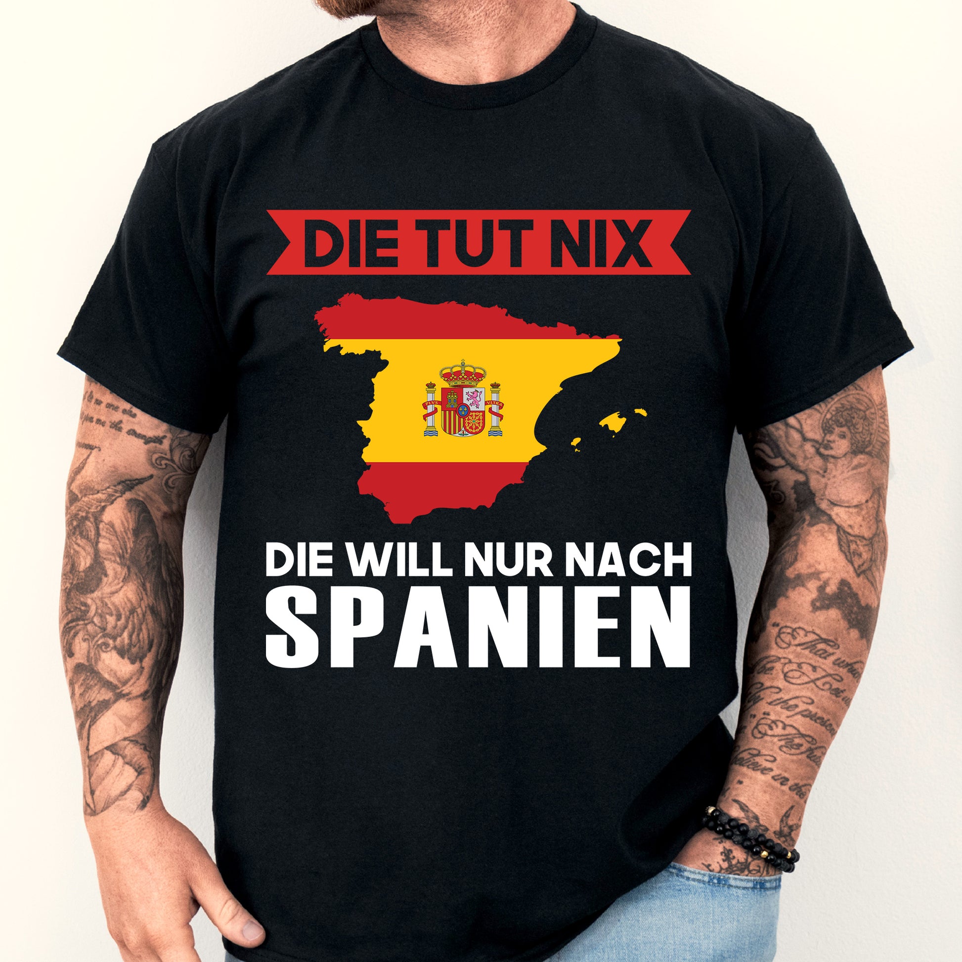Mann trägt ein Spanien-Shirt mit der Aufschrift "Die tut nix Spanisch Geschenk Spanischen".