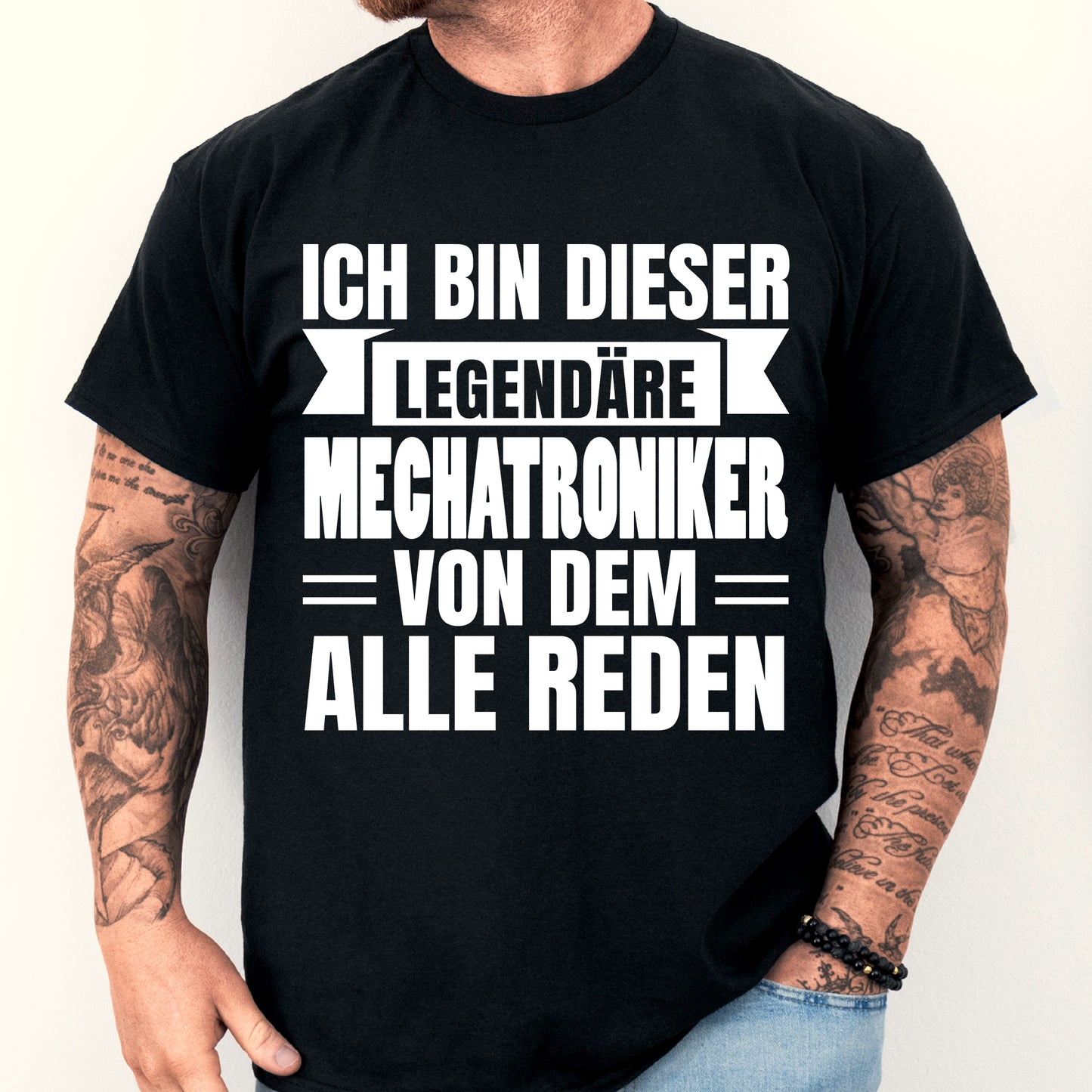 Mann trägt ein schwarzes T-Shirt mit der Aufschrift "Mechatroniker Shirt | legendäre Mechaniker Mechani Geschenk" in weißer Schrift.