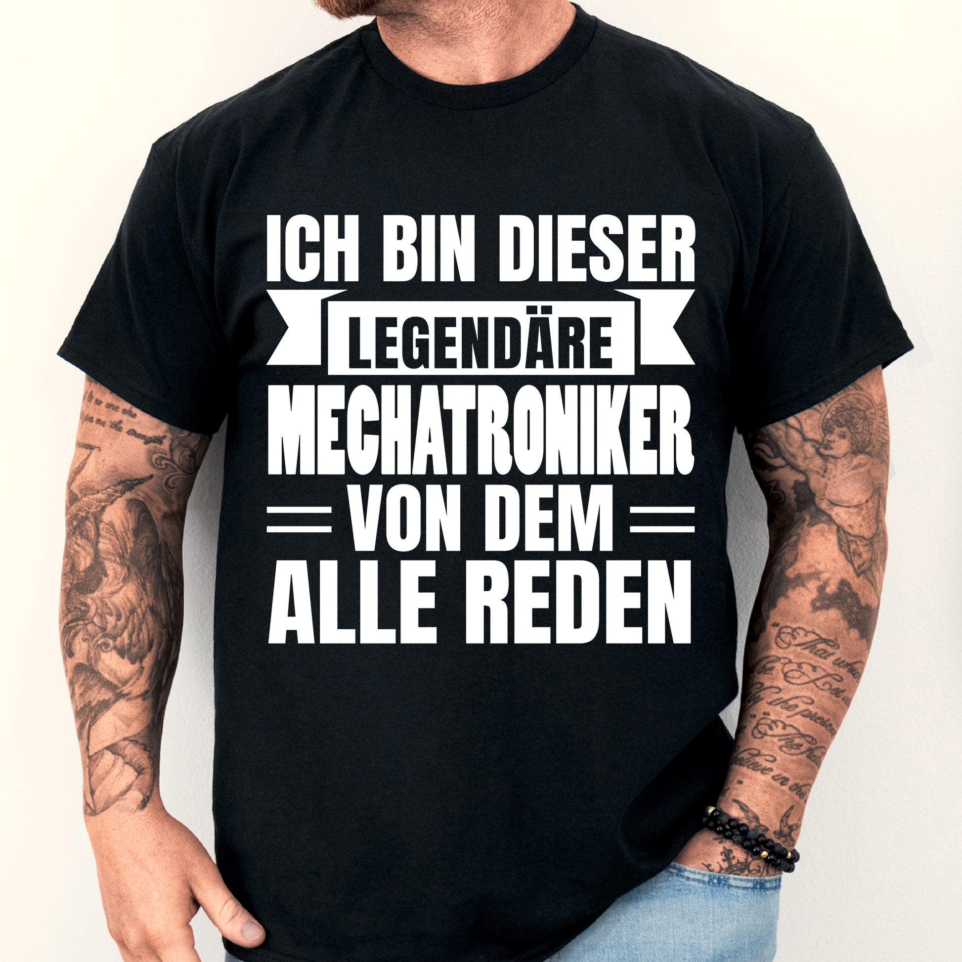 Mann trägt ein schwarzes T-Shirt mit der Aufschrift "Mechatroniker Shirt | legendäre Mechaniker Mechani Geschenk" in weißer Schrift.