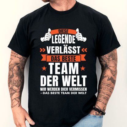 Mann trägt ein T-Shirt mit der Aufschrift "Kollege Shirt | diese Legende verlässt das beste Team der Welt" als Geschenk zum Jobwechsel.