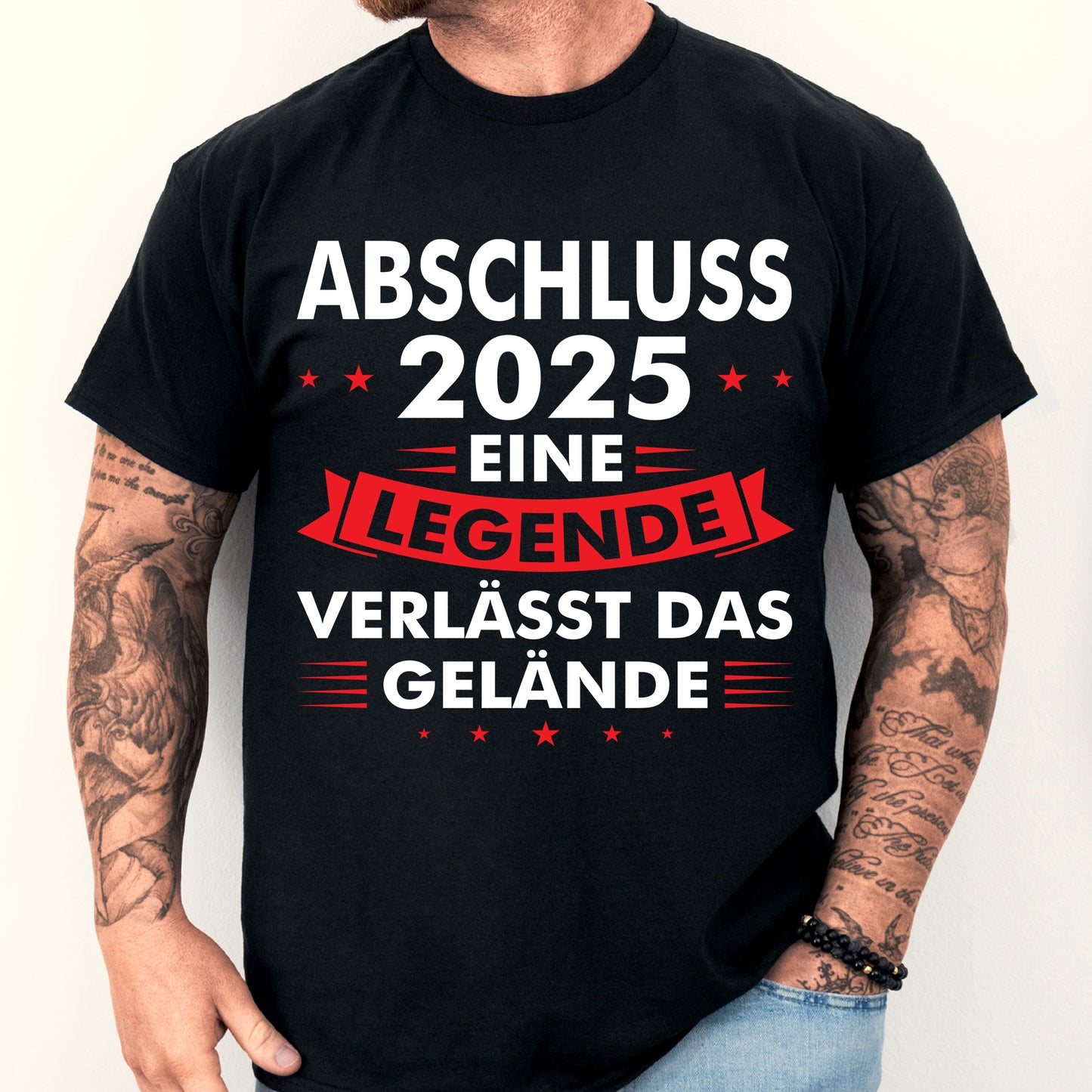 Design eines Shirts mit der Aufschrift "Studium Shirt | Abschluss 2025 eine Legende verlässt das Gelände Geschenk beendet" und einem abgebildeten Mann.