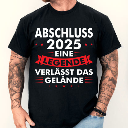 Design eines Shirts mit der Aufschrift "Studium Shirt | Abschluss 2025 eine Legende verlässt das Gelände Geschenk beendet" und einem abgebildeten Mann.