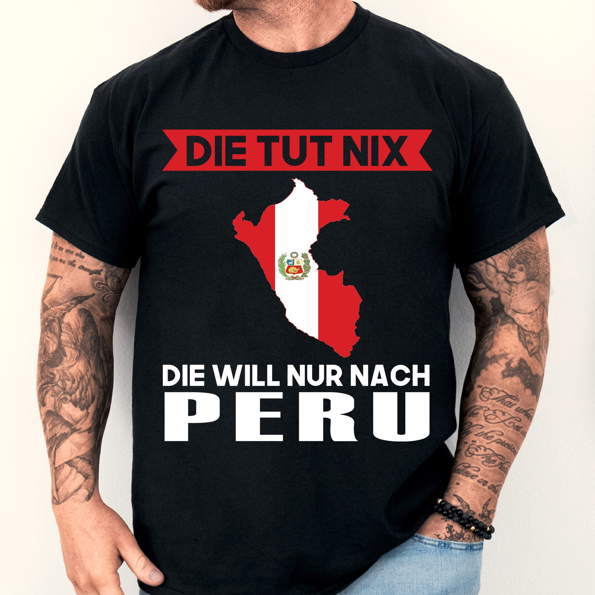 Mann trägt ein T-Shirt mit der Aufschrift "Peru Shirt | Die tut nix Geschenk Peruanisch".