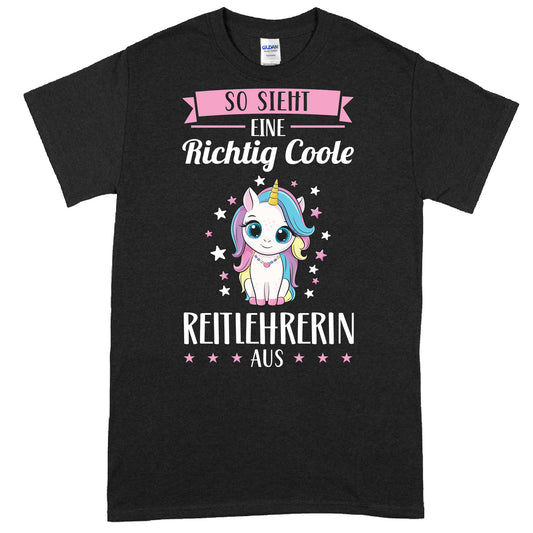 Design eines Shirts mit der Aufschrift "Reitlehrerin Shirt | richtige coole Geschenk Pferd" und einem Pferdemotiv.