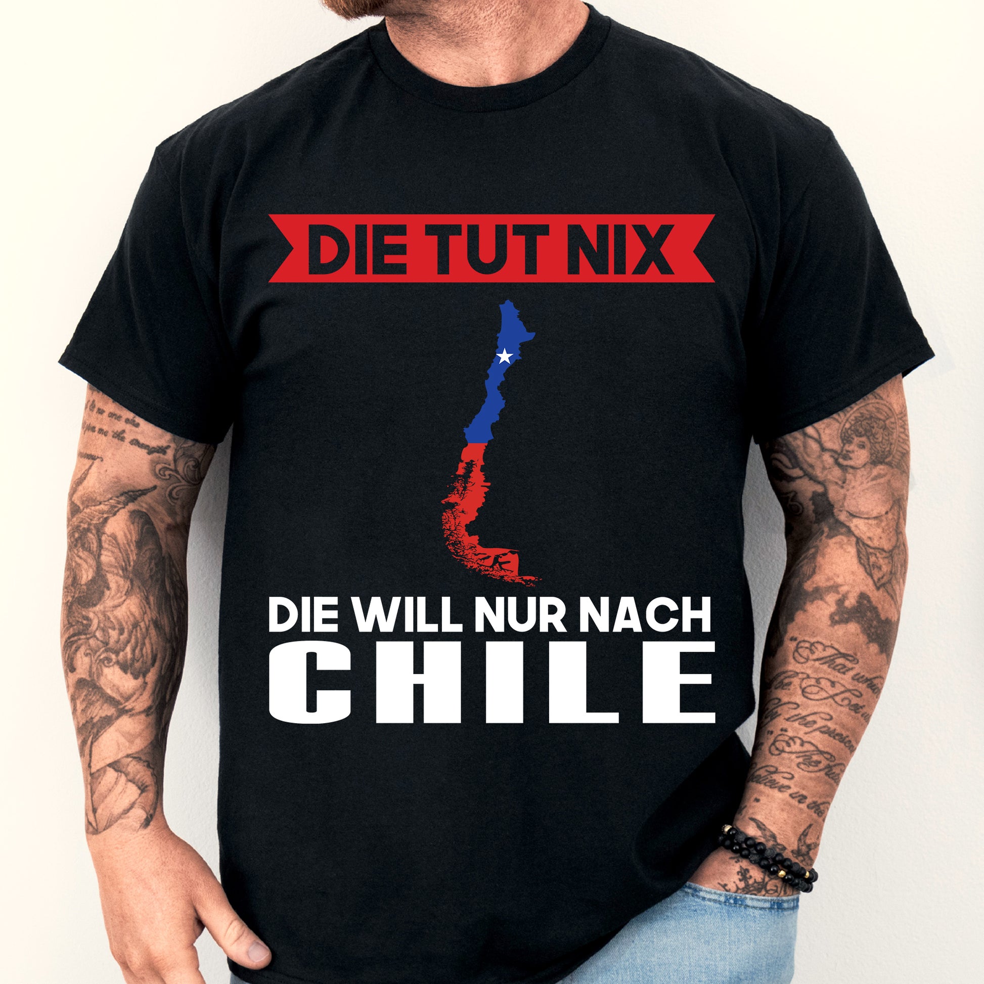 Mann trägt ein T-Shirt mit der Aufschrift 'Chile Shirt | Die tut nix Geschenk Chilische Flagge' und einem Design der chilenischen Flagge.