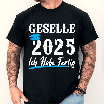 Design eines T-Shirts mit der Aufschrift "Studium Shirt | Geselle 2025 ich habe fertig Geschenk beendet" und einem abgebildeten Mann.