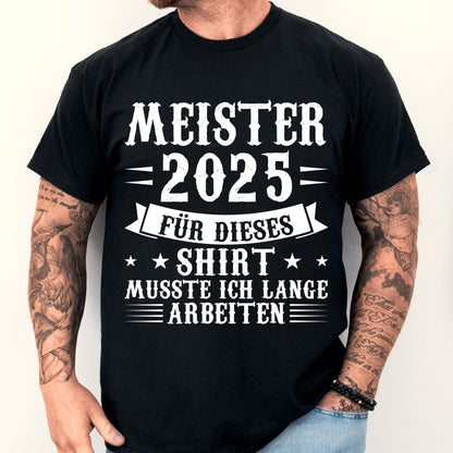 Design eines T-Shirts mit der Aufschrift "Studium Shirt | Meister 2025 für dieses musste ich lange arbeiten Geschenk beendet" und einem Mann als Motiv.