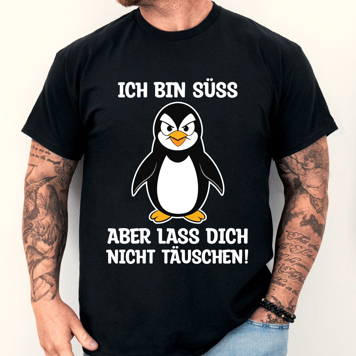 Design eines Shirts mit der Aufschrift "Klein Shirt | ich bin süss Süss Geschenk Böösse" und einem abgebildeten Mann.