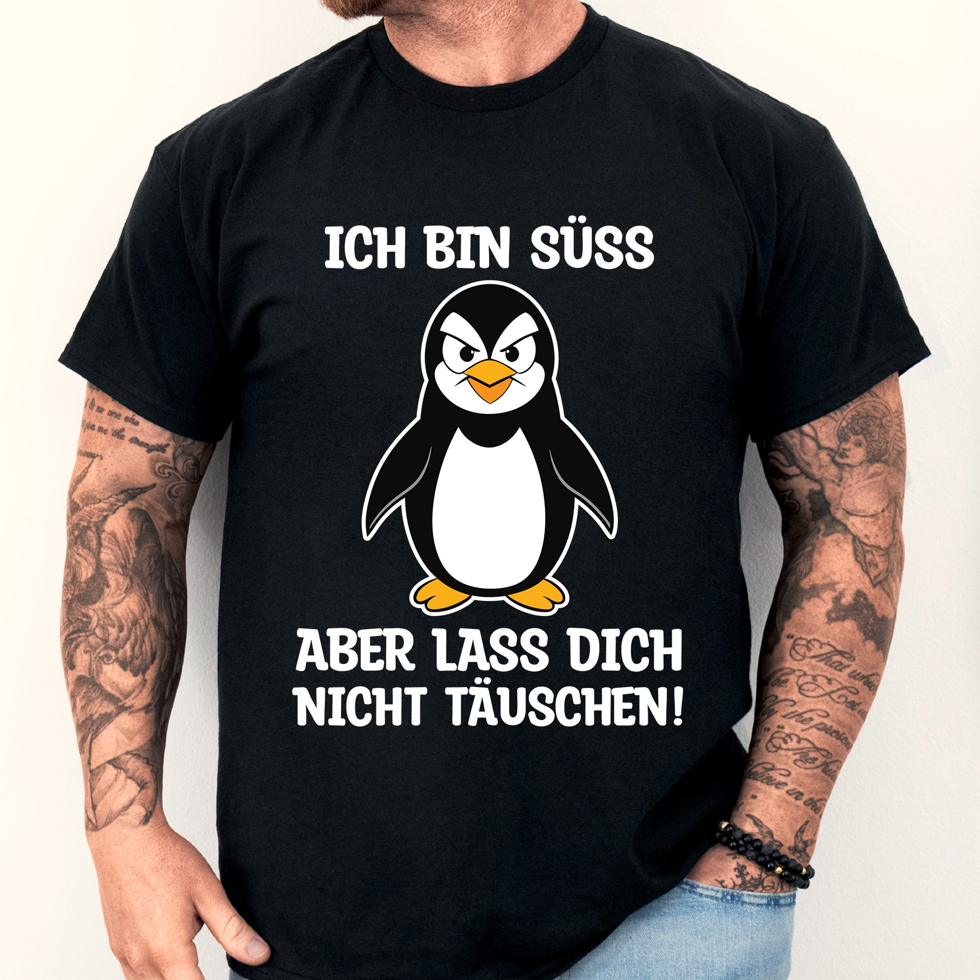 Design eines Shirts mit der Aufschrift "Klein Shirt | ich bin süss Süss Geschenk Böösse" und einem abgebildeten Mann.