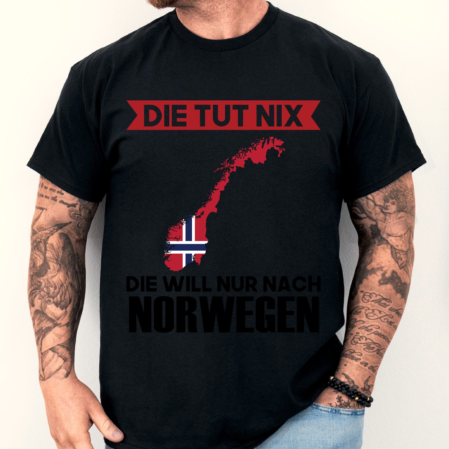 Mann trägt ein Norwegen-Shirt mit der Aufschrift "Die tut nix Geschenk Norwegisch".