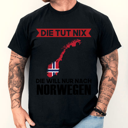 Mann trägt ein Norwegen-Shirt mit der Aufschrift "Die tut nix Geschenk Norwegisch".