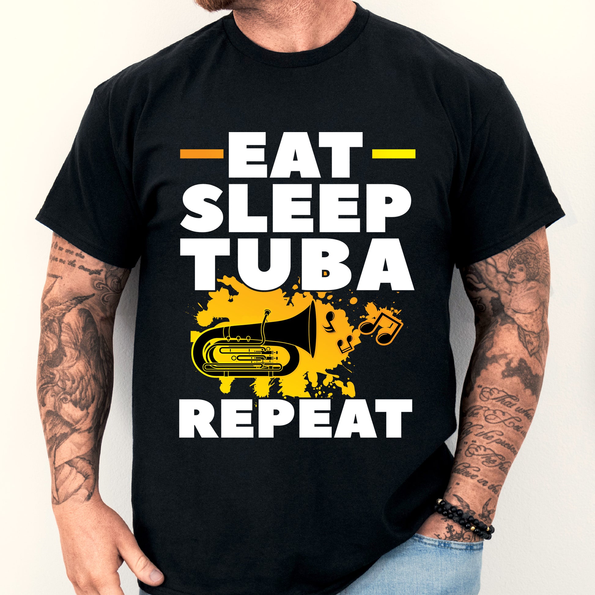 Mann trägt ein T-Shirt mit der Aufschrift "Tuba Shirt | eat sleep repeat", ideal als Geschenk für Musikliebhaber und Tuba-Spieler.