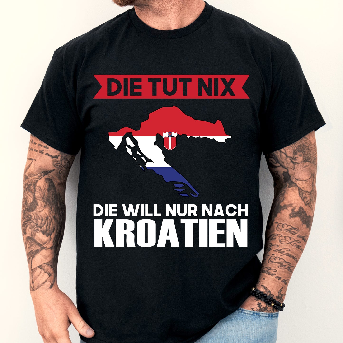 Mann trägt ein T-Shirt mit kroatischer Flagge und dem Text "Die tut nix".