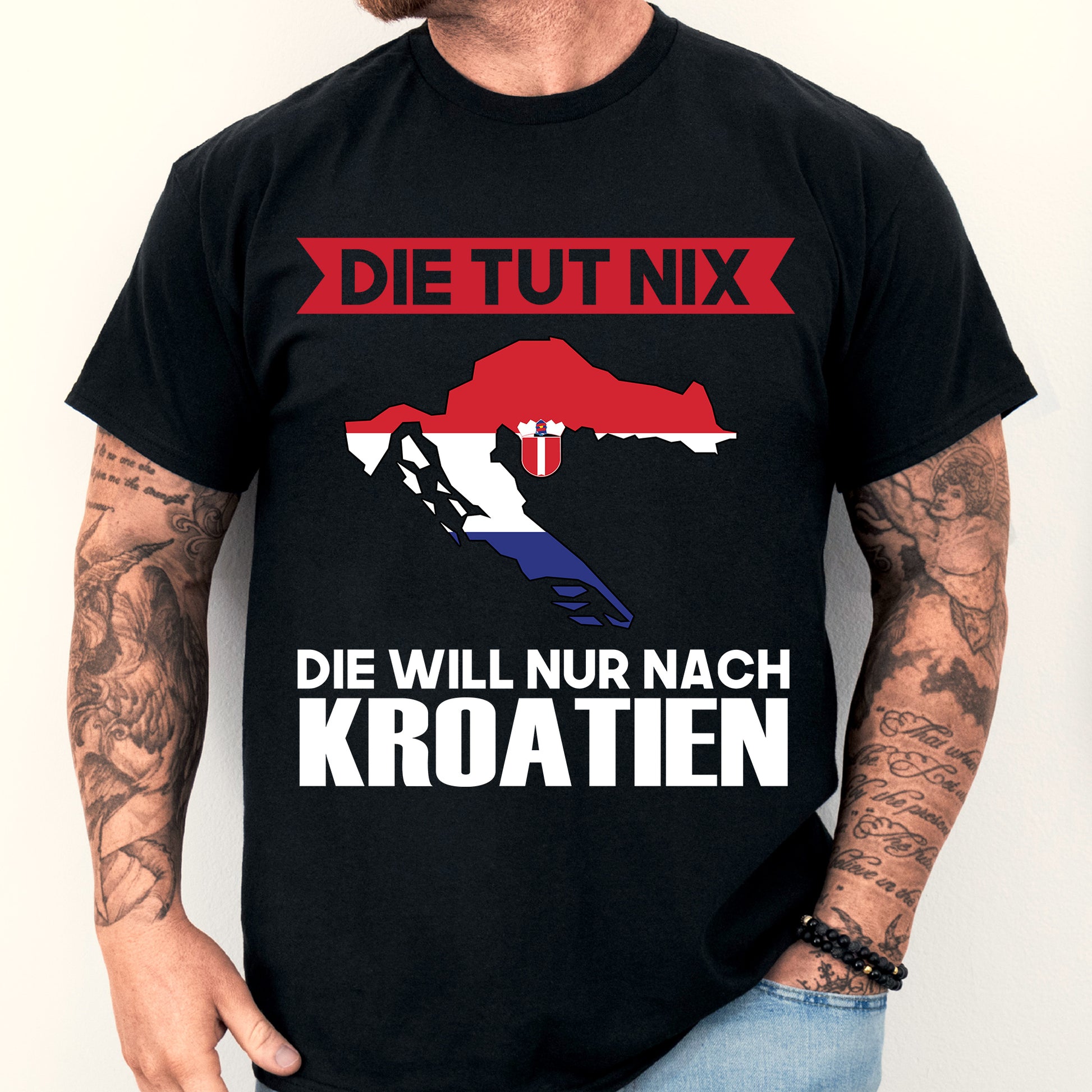 Mann trägt ein T-Shirt mit kroatischer Flagge und dem Text "Die tut nix".