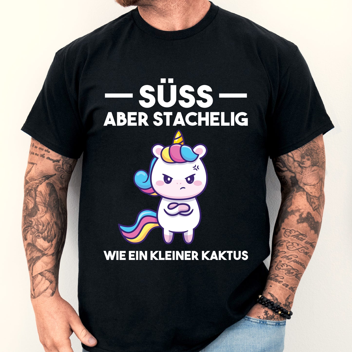 Design eines Shirts mit der Aufschrift "Klein Shirt | süss aber stachelig Süss Geschenk Böösse" und einem abgebildeten Mann.