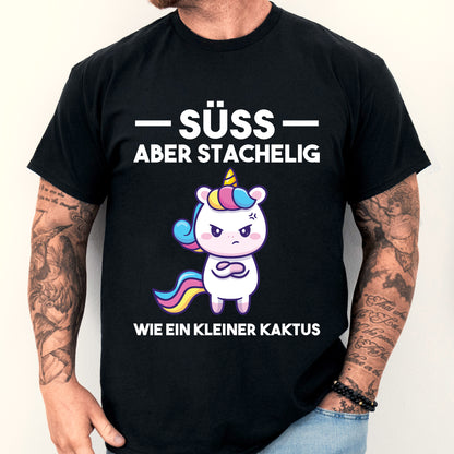 Design eines Shirts mit der Aufschrift "Klein Shirt | süss aber stachelig Süss Geschenk Böösse" und einem abgebildeten Mann.
